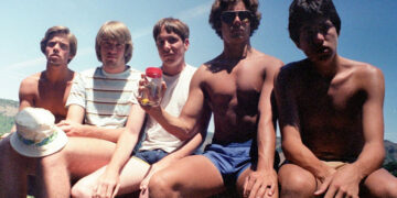 Five friends have been taking the same vacation photo for 35 years