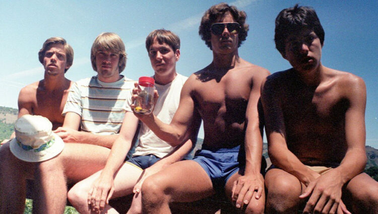 Five friends have been taking the same vacation photo for 35 years