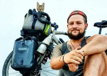 Stray cat accompanies Scottish man on a solo bike trip across the world