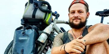 Stray cat accompanies Scottish man on a solo bike trip across the world