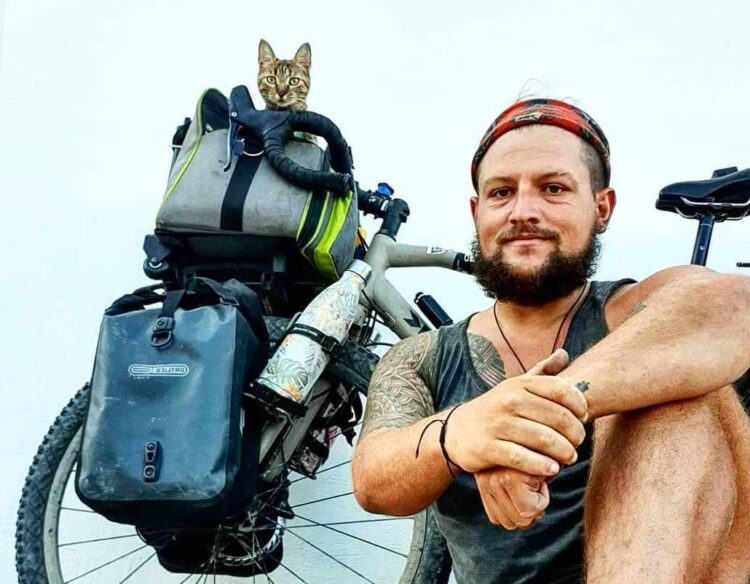 Stray cat accompanies Scottish man on a solo bike trip across the world