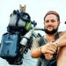 Stray cat accompanies Scottish man on a solo bike trip across the world