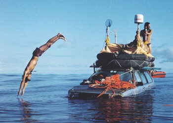 These 2 man spent 119 days in a floating car and crossed the Atlantic