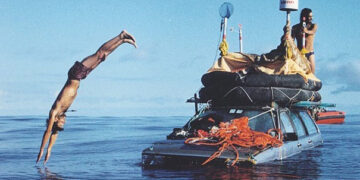 These 2 man spent 119 days in a floating car and crossed the Atlantic